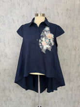 Load image into Gallery viewer, High-Low Floral application Tunic Top