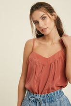 Load image into Gallery viewer, V-NECK TEXTURED WOVEN CAMI TOP