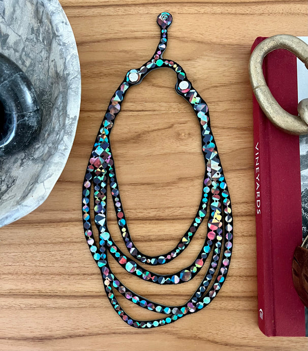 Madame Pearls Bold-Mosaic